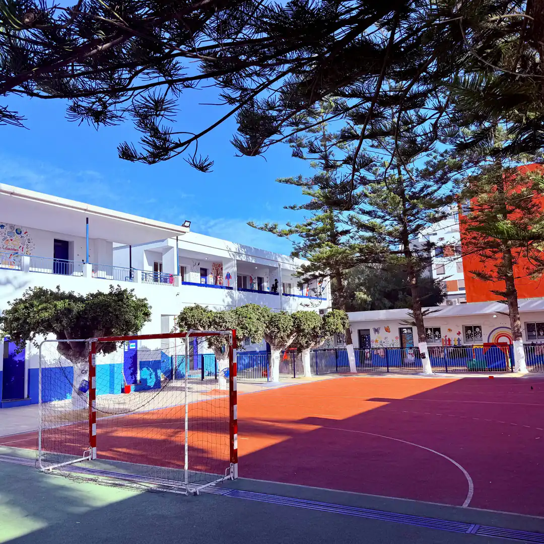 La cour arborée de l’École François Mauriac, école privée près du Parc à Mohammedia